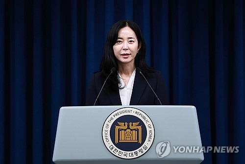 (서울=연합뉴스) 홍해인 기자 = 신임 대통령실 대변인에 내정된 정혜전 대통령실 홍보기획비서관실 선임행정관이 15일 서울 용산 대통령실 청사에서 신임 대변인에 내정된 뒤 소감을 말하고 있다. 2024.7.15 hihong@yna.co.kr