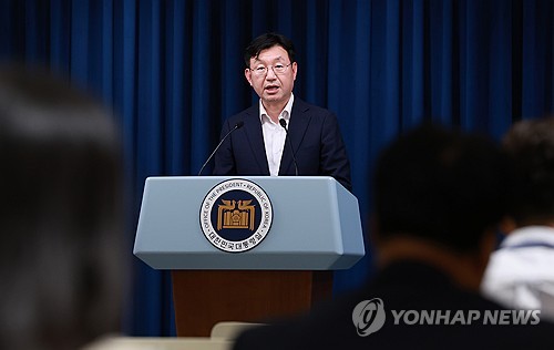 (서울=연합뉴스) 홍해인 기자 = 성태윤 대통령실 정책실장이 17일 오후 서울 용산 대통령실 청사에서 체코 신규 원전 건설 사업 우선협상대상자 선정과 관련해 브리핑을 하고 있다. 2024.7.17 hihong@yna.co.kr