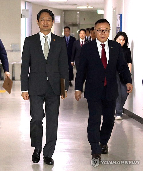 브리핑 입장하는 안덕근 장관과 황주호 한수원 사장