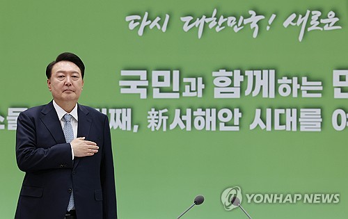 (정읍=연합뉴스) 진성철 기자 = 윤석열 대통령이 18일 전북 정읍시 JB그룹 아우름캠퍼스에서 열린 '국민과 함께하는 민생토론회 스물일곱 번째, 신 서해안 시대를 여는 경제 전진기지, 전북'에서 국기에 경례하고 있다. 2024.7.18 zjin@yna.co.kr