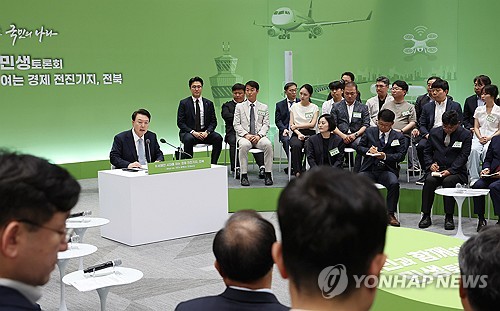 (정읍=연합뉴스) 진성철 기자 = 윤석열 대통령이 18일 전북 정읍시 JB그룹 아우름캠퍼스에서 열린 '국민과 함께하는 민생토론회 스물일곱 번째, 신 서해안 시대를 여는 경제 전진기지, 전북'에서 발언하고 있다. 2024.7.18 zjin@yna.co.kr