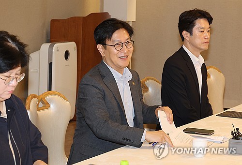 (서울=연합뉴스) 최재구 기자 = 기획재정부 김범석 제1차관이 19일 서울 종로구 정부서울청사에서 열린 경제관계차관회의에서 참석자들과 인사하고 있다. 2024.7.19 jjaeck9@yna.co.kr