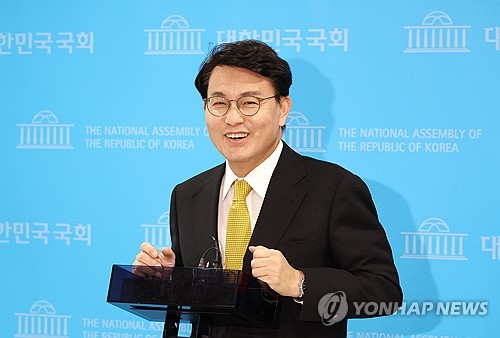 與윤상현, 또 한은 직격…"떠밀리다시피 금리인하"_한종화