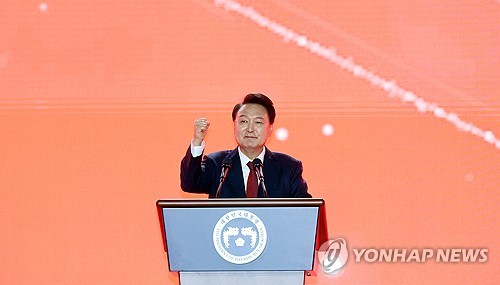 (고양=연합뉴스) 홍해인 기자 = 윤석열 대통령이 23일 오후 경기도 고양시 킨텍스에서 열린 국민의힘 제4차 전당대회에서 축사를 마치며 주먹을 쥐어보이고 있다. 2024.7.23 [대통령실통신사진기자단] hihong@yna.co.kr