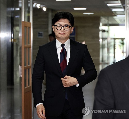 (서울=연합뉴스) 김주형 기자 = 국민의힘 한동훈 신임 당 대표가 24일 오전 서울 여의도 국회 당대표실로 이동하고 있다. 2024.7.24 kjhpress@yna.co.kr