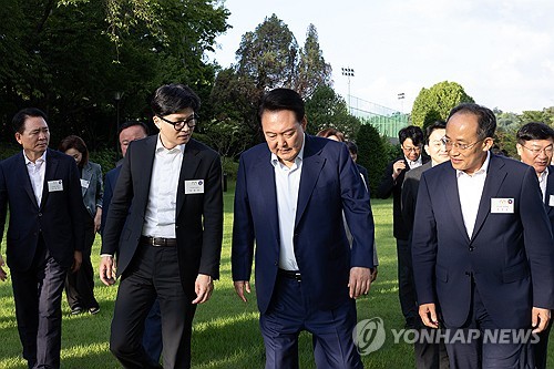 (서울=연합뉴스) 진성철 기자 = 윤석열 대통령이 24일 서울 용산 대통령실 앞 파인그라스에서 열린 국민의힘 신임 지도부 초청 만찬에서 국민의힘 한동훈 대표, 추경호 원내대표 등과 대화하며 이동하고 있다. 2024.7.24   [대통령실 제공. 재판매 및 DB 금지] zjin@yna.co.kr