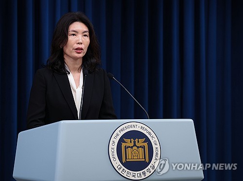 (서울=연합뉴스) 진성철 기자 = 신임 대통령실 저출생대응수석에 임명된 유혜미 한양대 경제금융학부 교수가 25일 서울 용산 대통령실 청사에서 열린 정무직 인선 발표에 참석해 소감을 말하고 있다. 2024.7.25 zjin@yna.co.kr