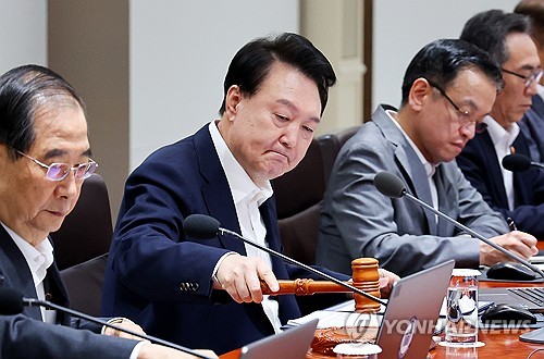 (서울=연합뉴스) 홍해인 기자 = 윤석열 대통령이 30일 서울 용산 대통령실 청사에서 국무회의를 시작하며 의사봉을 두드리고 있다. 2024.7.30 [대통령실통신사진기자단] hihong@yna.co.kr