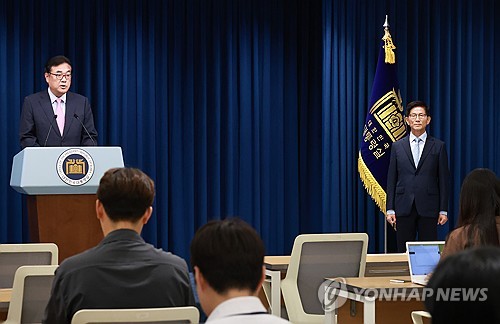 (서울=연합뉴스) 홍해인 기자 = 정진석 대통령 비서실장이 31일 오전 서울 용산 대통령실 청사에서 열린 정무직 인선 발표에서 신임 고용노동부 장관 후보자인 김문수 경제사회노동위원장을 소개하고 있다. 2024.7.31 hihong@yna.co.kr