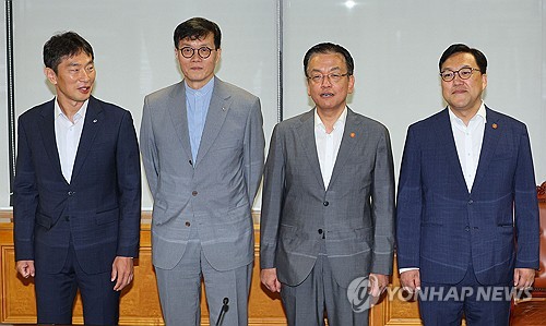 (서울=연합뉴스) 한종찬 기자 = 최상목 경제부총리 겸 기획재정부 장관이 1일 오전 서울 중구 은행회관에서 열린 거시경제 금융회의에서 참석자들과 대화하고 있다. 왼쪽부터 이복현 금융감독원장, 이창용 한국은행 총재, 최 부총리, 김병환 금융위원회 위원장. 2024.8.1 saba@yna.co.kr