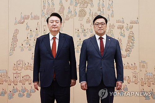 尹대통령, 김병환 금융위원장에 임명장 수여_신윤우