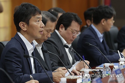 이복현, 두산 사태 '초강수'…운용사 의결권 행사 사례 살핀다_박경은