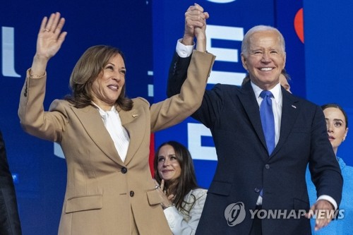 해리스 잡은 손 들어 보이는 바이든
