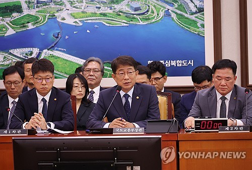 국토장관 "시내운행 전기버스 대안으로 수소버스 보급 확대"_남승표