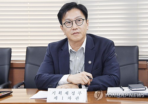 기재차관 "증세보다 지출 구조조정으로 재정 지속성 높여야"_박준형