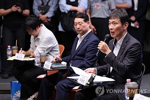 이복현 "은행장 만나 실수요자 지원 대책 논의할 것"_윤슬기