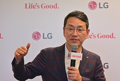 발언하는 조주완 CEO