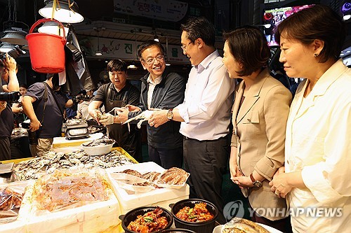 망원시장 찾은 최상목 "추석 장바구니 물가 낮아지도록 총력"_최욱