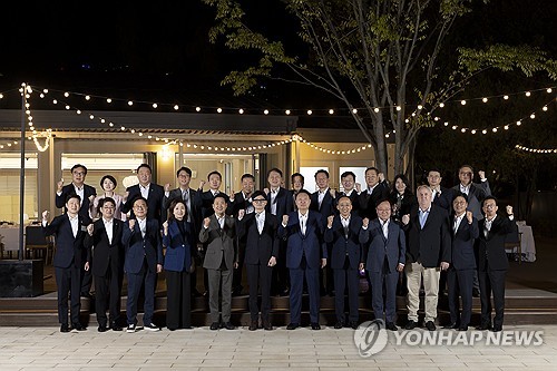 尹, 與지도부 만찬서 "원전 2기에 24조원이 덤핑이라니, 말이 안된다"_한종화