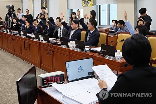 표결하는 과방위원들