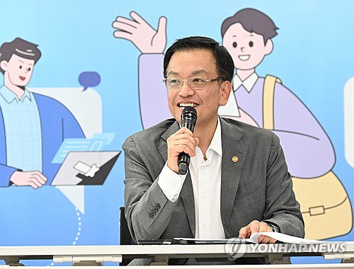 최상목 "소상공인 대책 철저히 집행…현장 목소리 끝까지 챙겨야"_박준형