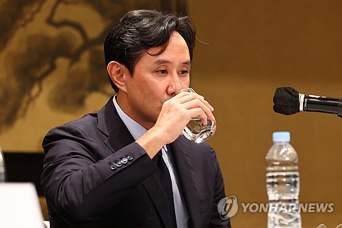 물 마시는 최윤범 고려아연 회장