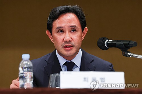 질문에 답하는 최윤범 고려아연 회장