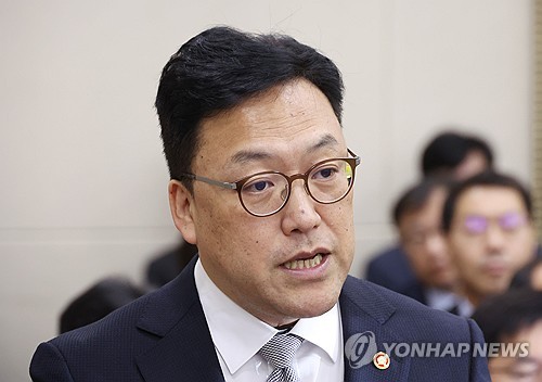 가상자산 시장 업비트 독점 지적에…김병환 "살펴보겠다"_정지서
