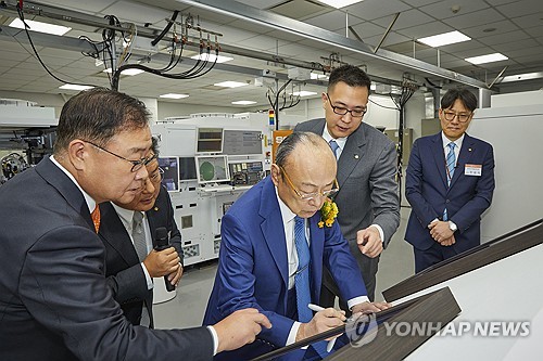 방명록 서명하는 김승연 한화그룹 회장