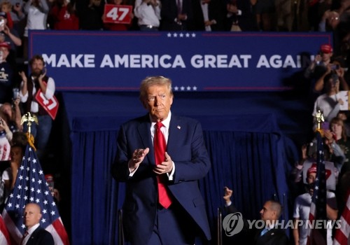 (애틀랜타 로이터=연합뉴스) 미 공화당 대선 후보인 도널드 트럼프 전 대통령이 28일(현지시간) 조지아주 애틀랜타 매카미시 파빌리온에서 개최된 선거 유세에 참석하고 있다. 2024.10.29 2023354@yna.co.kr