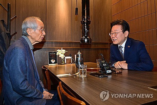 민주 선대위원장에 '보수 책사' 윤여준…이재명 "맡아달라 부탁"_정지서