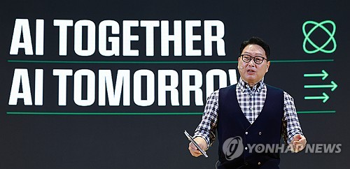 지난해 11월 'SK AI 서밋'에서 연설하는 최태원 SK그룹 회장