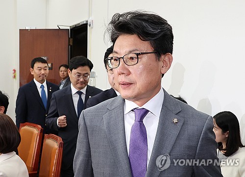 민주 "은행권의 부당한 가산금리 전가 방지할 것"_한종화