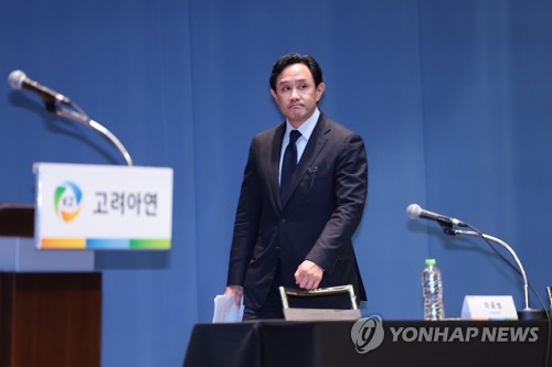 입장하는 최윤범 고려아연 회장