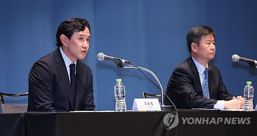 질문에 답하는 최윤범 고려아연 회장