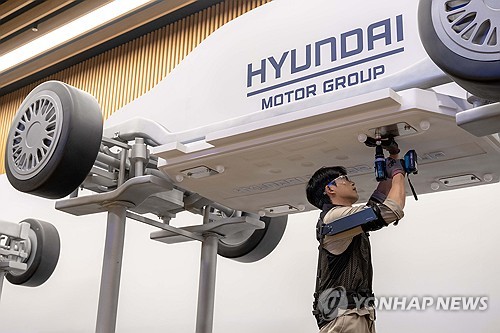 현대차, 웨어러블 로봇 '엑스블 숄더' 최초 공개…2026년 글로벌 판매_최정우