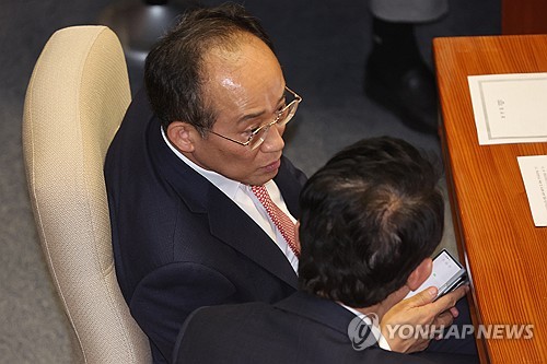與, 은행에 경고…"금리인하 효과 전달되도록 대출금리 올리면 안돼"_한종화