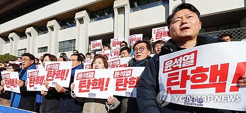 [전문가 인터뷰] "금리·환율 일단 안정세…'정국'이 더 걱정"_윤시윤