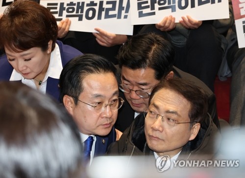 민주 "尹대통령 탄핵안 표결, 내일 오후 5시로 앞당겨"_한종화