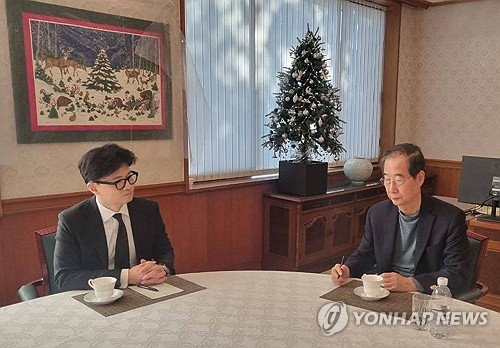 한동훈·한덕수, 오전 11시 2차 회동…'尹 질서있는 퇴진' 논의_한종화
