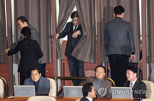 [탄핵안 가결] 권성동 "탄핵에 이르게 돼 송구…헌재 공정 결정 기대"_한종화