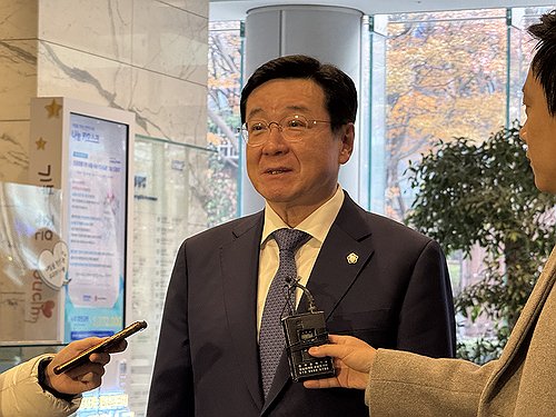취재진 질문에 답변하는 이찬희 삼성준법감시위원장