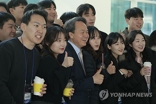 신입직원 만난 진옥동 회장…"주도권 갖고 일하는 프로 돼 달라"_윤슬기