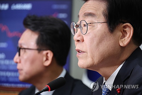 발언하는 이재명 대표
