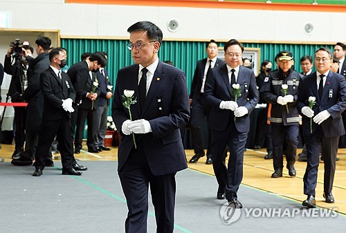 합동분향소 찾은 崔대행 "더 안전한 나라 만드는 데 전력"_박준형
