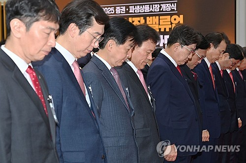 묵념하는 내빈들