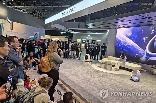 중국 TCL AI 로봇 '에이미' 시연 지켜보는 참관객
