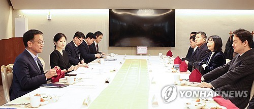 崔대행, 中기업인 만나 지속적인 투자 당부…"경제시스템 굳건"_박준형