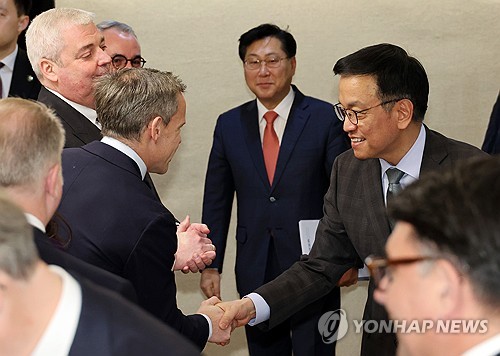 崔대행, 릴레이 외국상의 면담…유럽 기업인에 "적극 투자" 요청_박준형