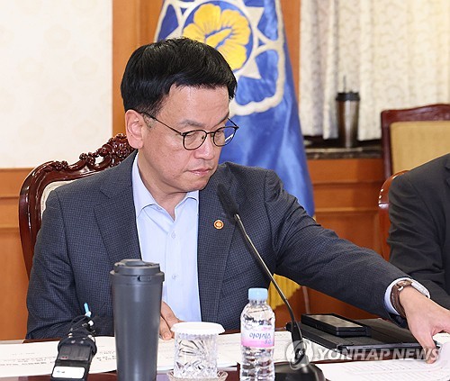 崔대행 "경제주체 심리 악화로 고용 감소…향후 여건 녹록지 않아"_박준형